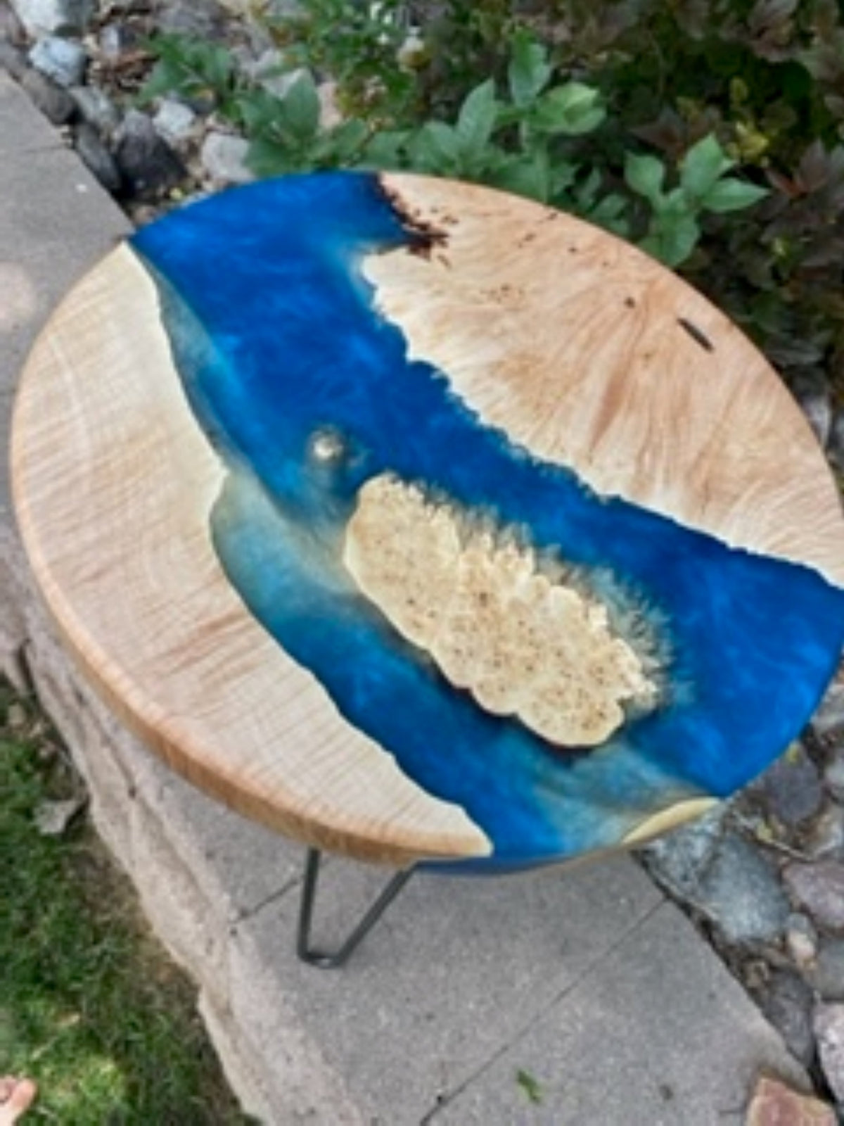 17&quot; Diameter Vivid Blue Maple Table